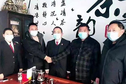 异地起诉欠款开庭需亲自前往当地吗？